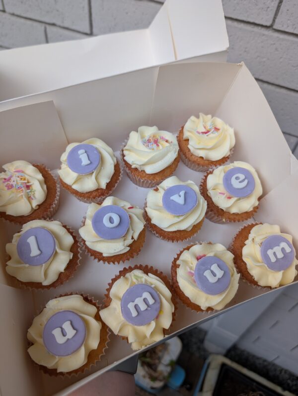 "I Love u Mum" 12 pack Cupcakes - Image 2